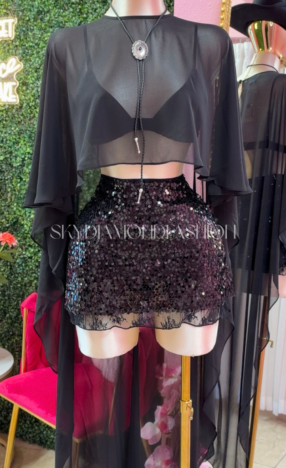 Noir elegant cape